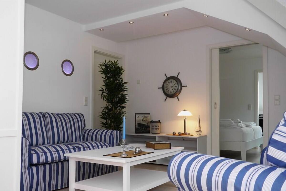 Suite (Kabine 2012) | Living area | Flat-screen TV