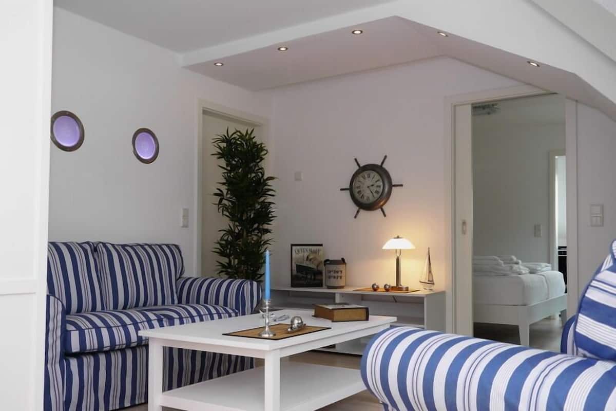 Suite (Kabine 2012) | Living area | Flat-screen TV