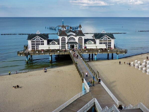Ligstoelen aan het strand