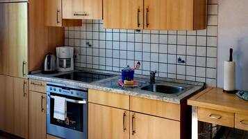 Kühlschrank, Ofen, Herdplatte, Wasserkocher mit Kaffee-/Teezubehör