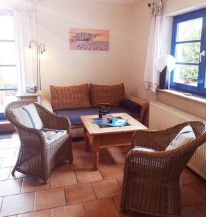 TV, table football, ping pong, books - Apartment in the beautiful biosphere reserve on Rügen (Lancken-Granitz, Rügen)