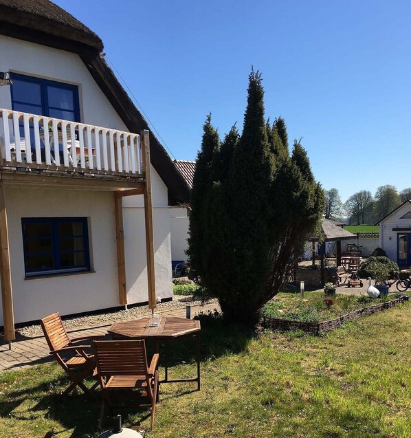 Outdoor dining - Living under "Reet" family friendly, dogs allowed, garden + large open space (Lancken-Granitz, Rügen)