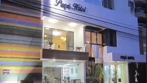 A hotel named "Puça Hotel" with a visible reception area and a balcony with seating. - Hotel Puçá (Balneário Camboriú)