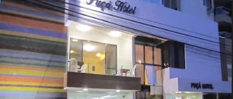 Voorkant accommodatie - avond/nacht