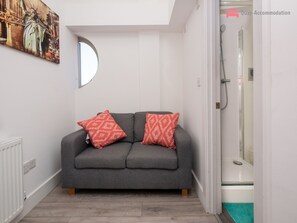 Studio | Living area | TV - Quirky Studio Apartment (Reading)