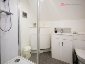 Studio | Bathroom | Shower, hair dryer, towels, soap - Quirky Studio Apartment (Reading)