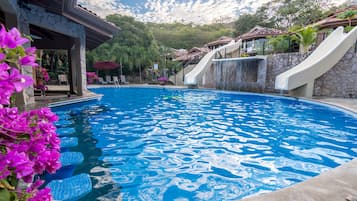 Kolam renang outdoor