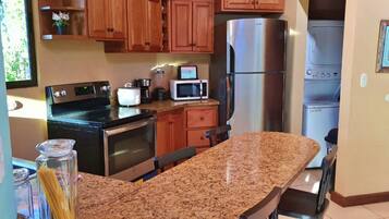 Rumah Keluarga | Dapur pribadi | Lemari es besar, microwave, oven, dan peralatan masak/sendok-piring