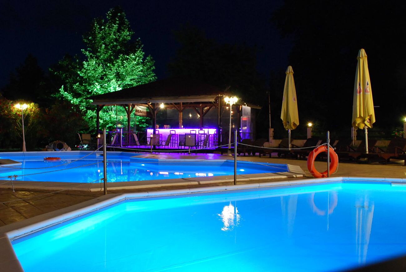 Piscine extérieure (ouverte en saison), parasols de plage