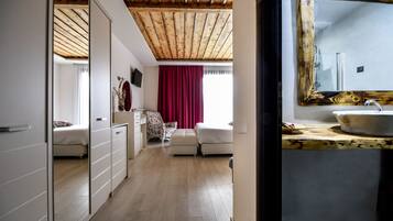 Deluxe Suite | 1 bedroom, iron/ironing board, free cots/infant beds, free WiFi