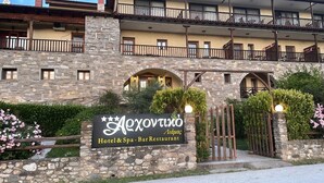 A stone building with a sign for "Alexovtino Hotel & Spa - Bar Restaurant." - Archontiko Liamas (Volvi)