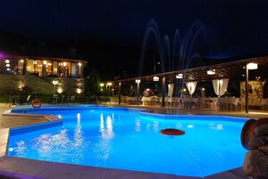 Una piscina al aire libre de temporada, sombrillas