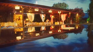 Bar en bord de piscine