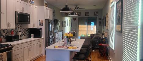 Kjøleskap, mikrobølgeovn, ovn og kokeplater