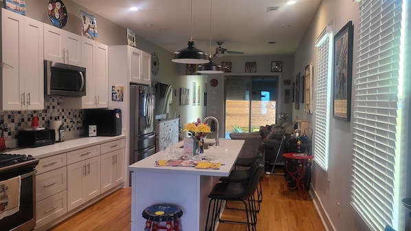 Kjøleskap, mikrobølgeovn, ovn og kokeplater