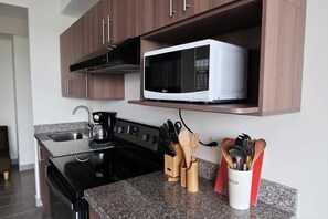 Réfrigérateur, micro-ondes, four, plaque de cuisson