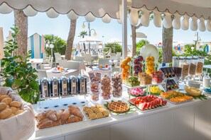 Colazione a buffet, servita tutte le mattine (15 EUR a persona)