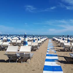 Spiaggia privata, lettini da mare, ombrelloni, un bar sulla spiaggia