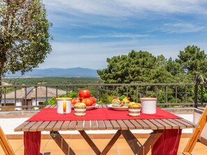 Une table dressée avec des plats et une vue sur un paysage montagneux.