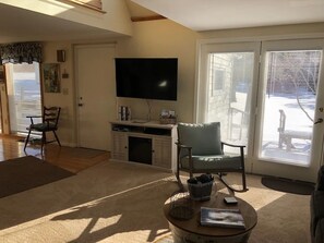 Fireplace - Sunflower-Keuka/Seneca-Lake View-Hot Tub-Wine Trail-Pets, 13 Wooded Acres-7 min to Beach (Barrington)