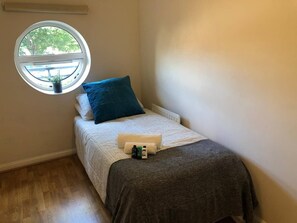 2 bedrooms, iron/ironing board, free WiFi, bed sheets - Aveley House (Reading)