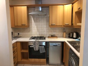 House, 2 Bedrooms | Private kitchen - Aveley House (Reading)