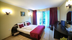 A hotel room with a bed, desk, and a view of the outdoors. - Vila Diandra (Eforie)