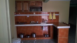 Réfrigérateur, four, batterie de cuisine, vaisselle et ustensiles