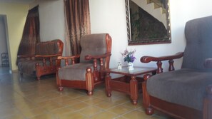 Coin salon dans le hall