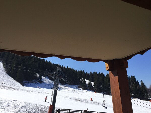 A ski lift with a snowy slope and trees in the background. - B205 - 58 m2 - 3P - 6 pers (Prapoutel)