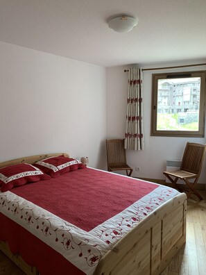 1 chambre, fer et planche à repasser