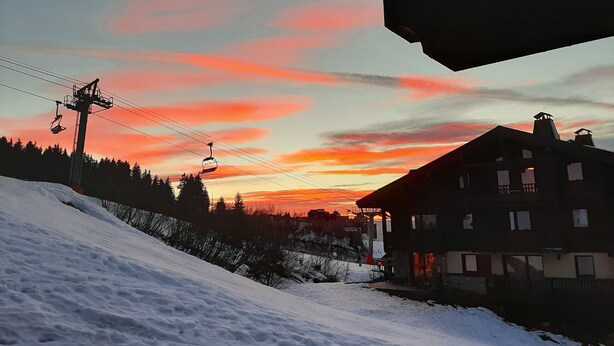 A ski resort with a chairlift, a building, and a snowy landscape. - F101 - 40 m2 - 2P - 2/4 pers (Prapoutel)