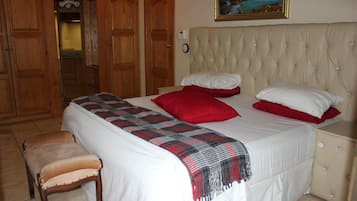 Desk, laptop workspace, soundproofing, free WiFi