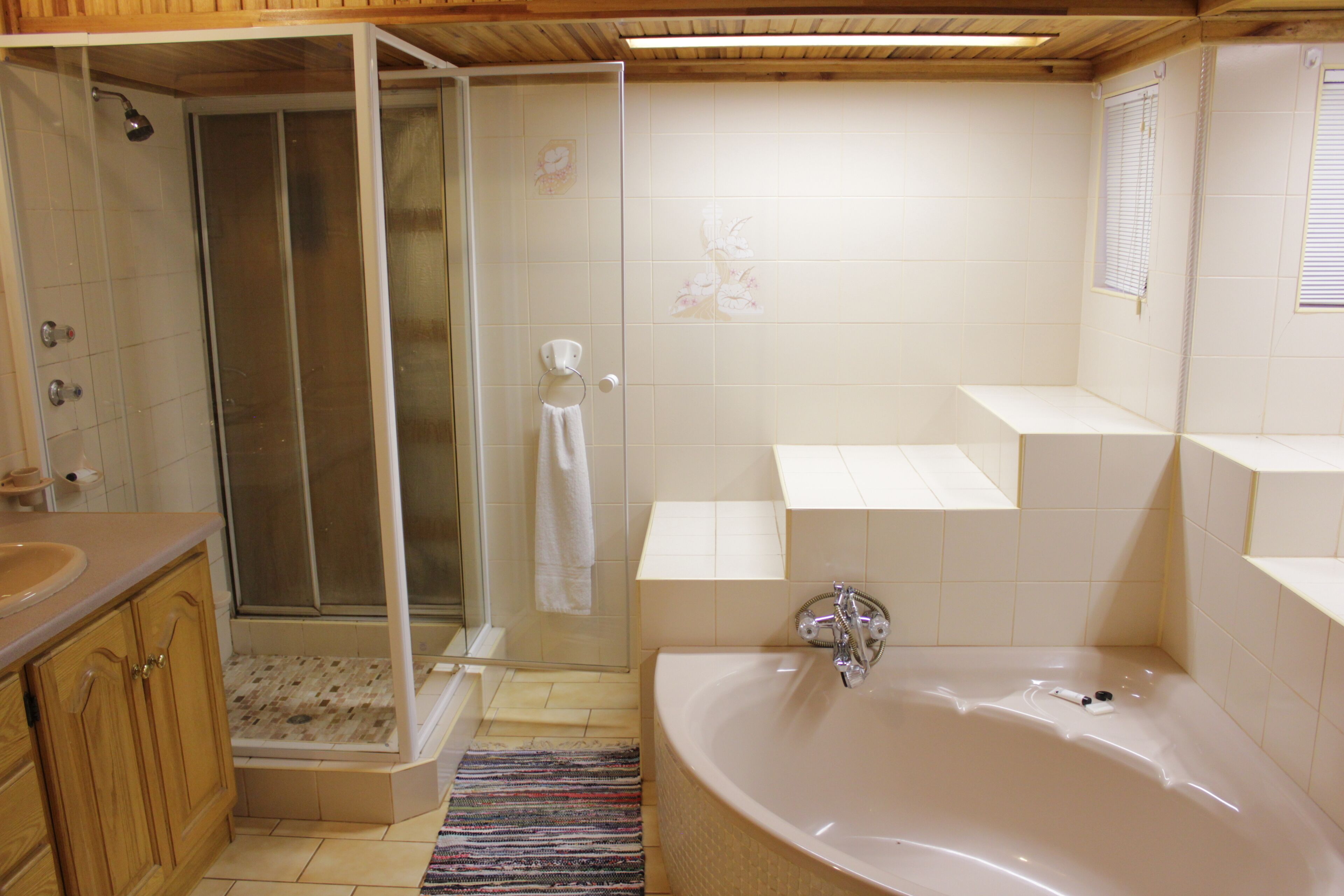 Comfort Double or Twin Room | Bathroom | Free toiletries, towels