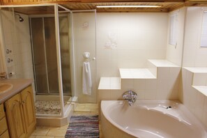 Kamar Double atau Twin Comfort | Kamar mandi | Perlengkapan mandi gratis dan handuk