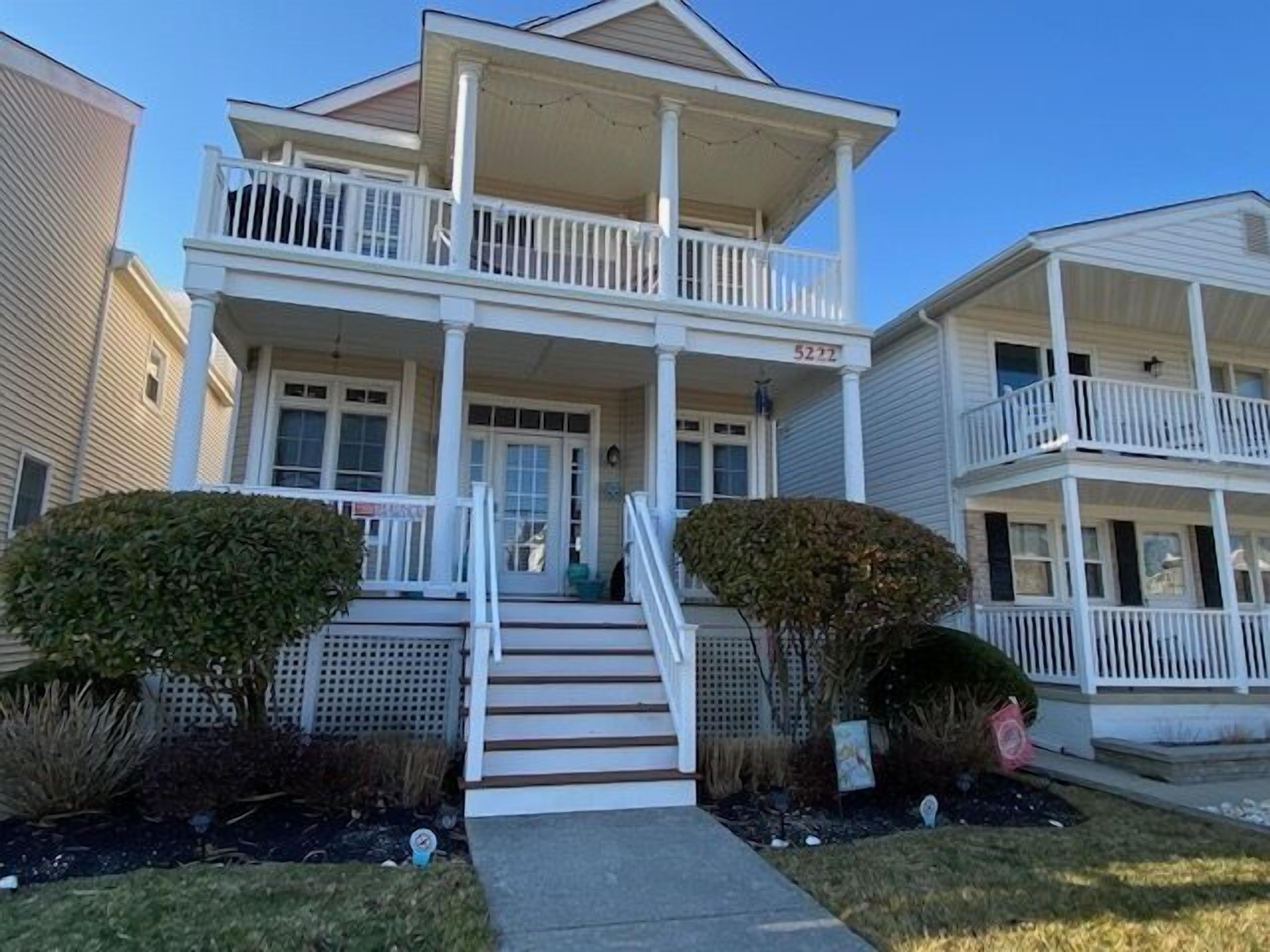 3 Blocks from the beach, 1st floor unit, Internet, A/C & More!
