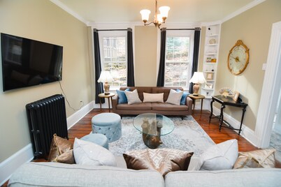 Däs Barenhaus on Broadway (4 Master Bedrooms)