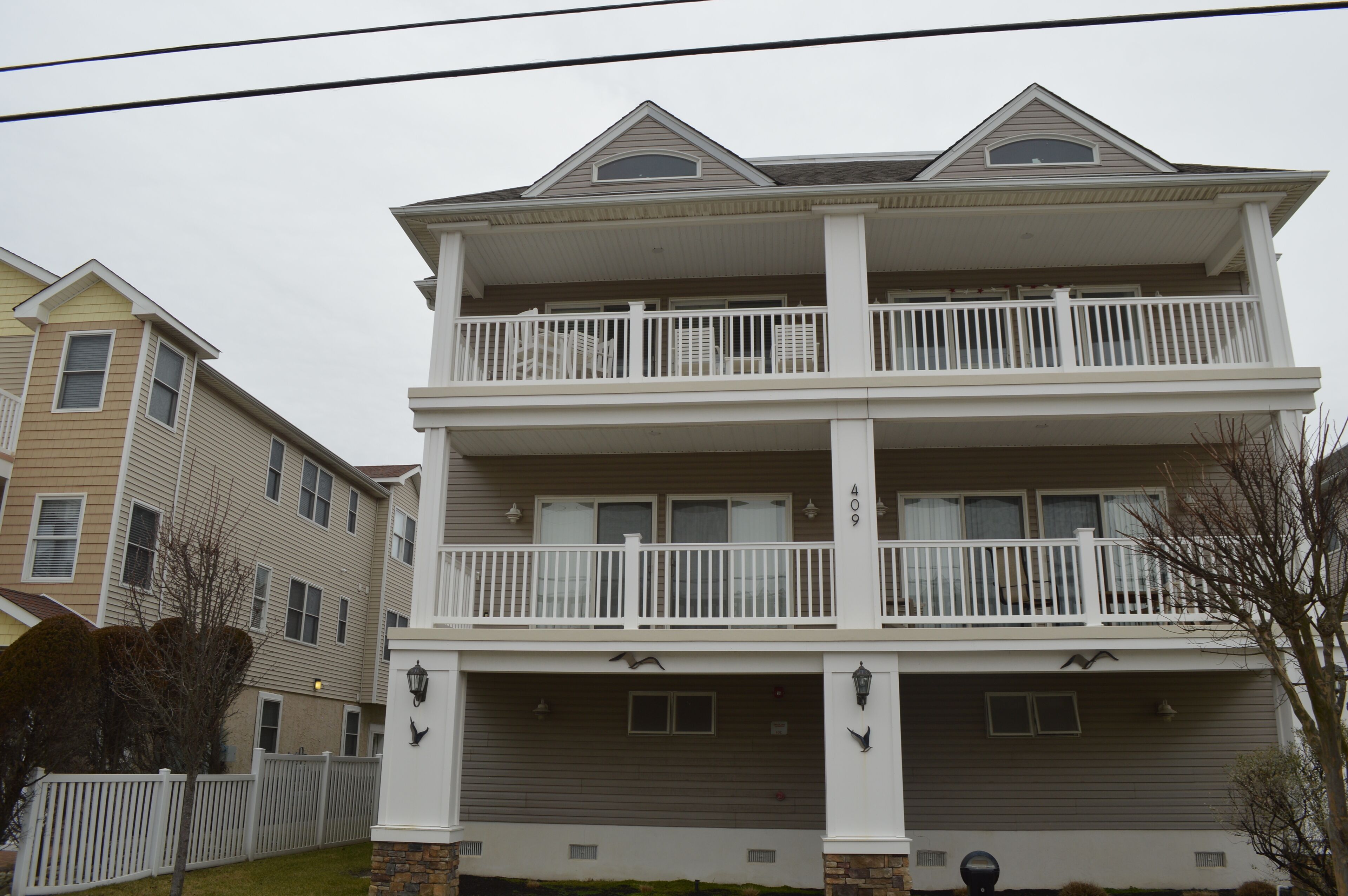 1 BLOCK FROM THE BEACH!  Internet, TV's, Central A/C, Deck & More!