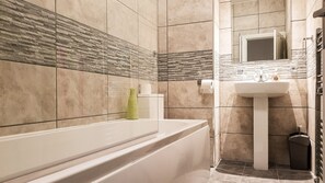 アパートメント 3 ベッドルーム | バスルーム | ヘアドライヤー、タオル、石鹸、トイレットペーパー