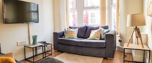 Departamento, 3 habitaciones | Área de sala de estar | Televisión de pantalla plana