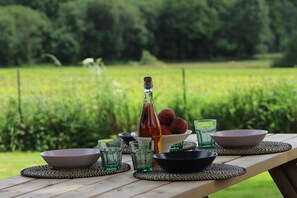 Daily continental breakfast (EUR 6.50 per person) - Roulotte et Tipi Insolites en Mené (Saint-Vran)