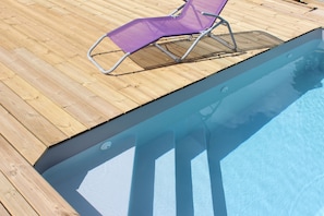Piscine extérieure (ouverte en saison), chaises longues