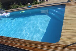 季節性室外游泳池，提供日光浴躺椅