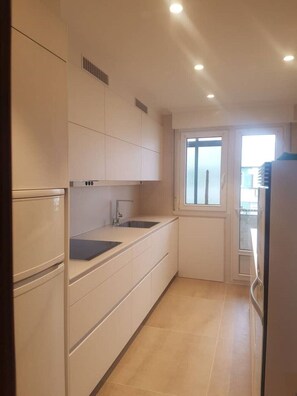 Een koelkast, een magnetron, een oven, een kookplaat