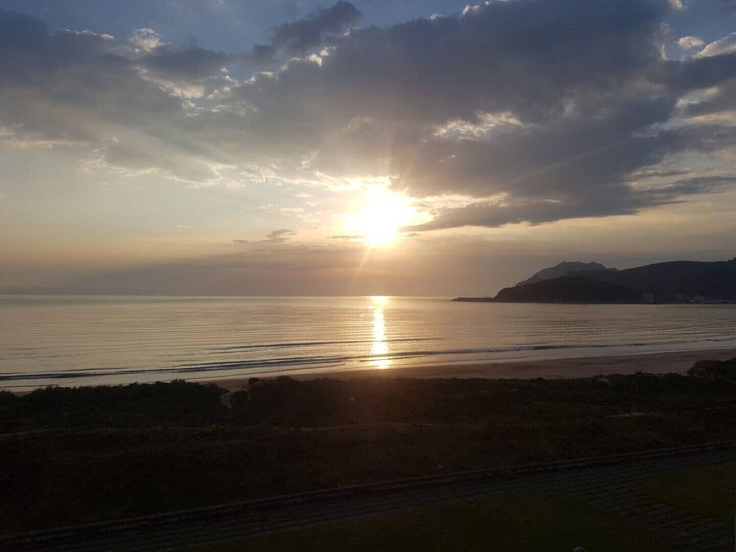 På stranden og solsenger