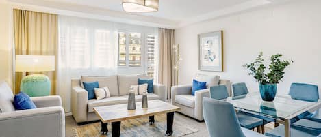 Apartment (4 Bedrooms) | Living area