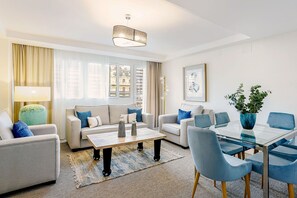 Apartment (4 Bedrooms) | Living area