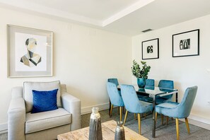 Apartment (4 Bedrooms) | In-room dining - Genteel Home Isabel Católica II (Granada)