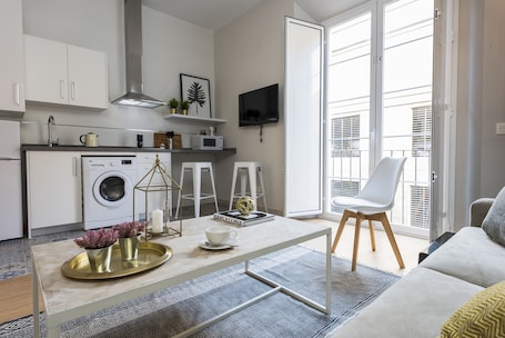 Apartment, 1 Bedroom | Private kitchen | Full-size fridge, microwave, stovetop, coffee/tea maker