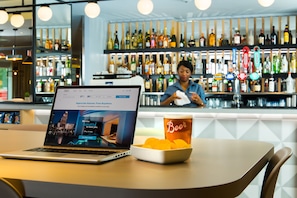 Bar (on property) - Hampton by Hilton London Park Royal (London)